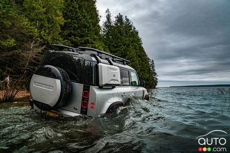 Land Rover Defender, dans l'eau